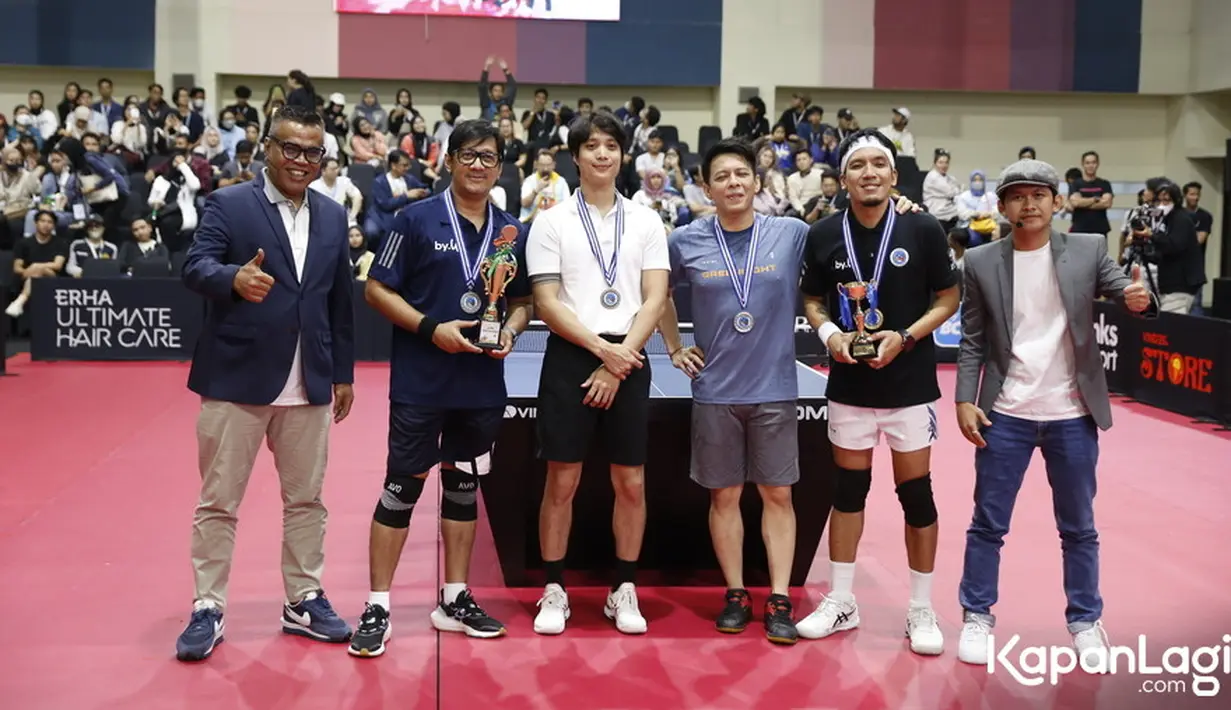 Kini, Desta bisa membuat anak-anaknya bangga. Desta berhasil menjadi juara setelah mengalahkan Ariel Noah dalam partai final. Hal itu tentu membuat anak-anaknya yang datang langsung menyaksikan bangga dengan kemenangan ayahnya. [Foto: KapanLagi.com®/Bayu Herdianto]