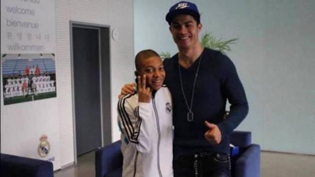 ylian Mbappe bersama Cristiano Ronaldo pada 2012. (Marca)