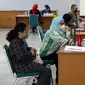 Petugas kesehatan mendata warga yang menjalani vaksinasi booster kedua atau dosis keempat di kawasan Kantor Wali Kota Jakarta Timur, Jakarta, Selasa (24/1/2023). Aturan vaksinasi booster kedua diumumkan Kementerian Kesehatan (Kemenkes) melalui Surat Edaran (SE) Nomor HK.02.02/C/380/2023 tentang Vaksinasi COVID-19 Dosis Booster Ke-2 Bagi Kelompok Masyarakat Umum yang diteken oleh Direktur Jenderal Pencegahan dan Pengendalian Penyakit (Dirjen P2P) Maxi Rein Rondonuwu pada 20 Januari 2023. (Liputan6.com/Johan Tallo)