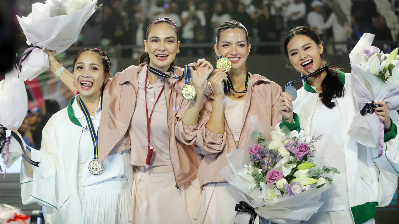[Fimela] Luna Maya dan Nia Ramadhani di Lagi-Lagi Tenis