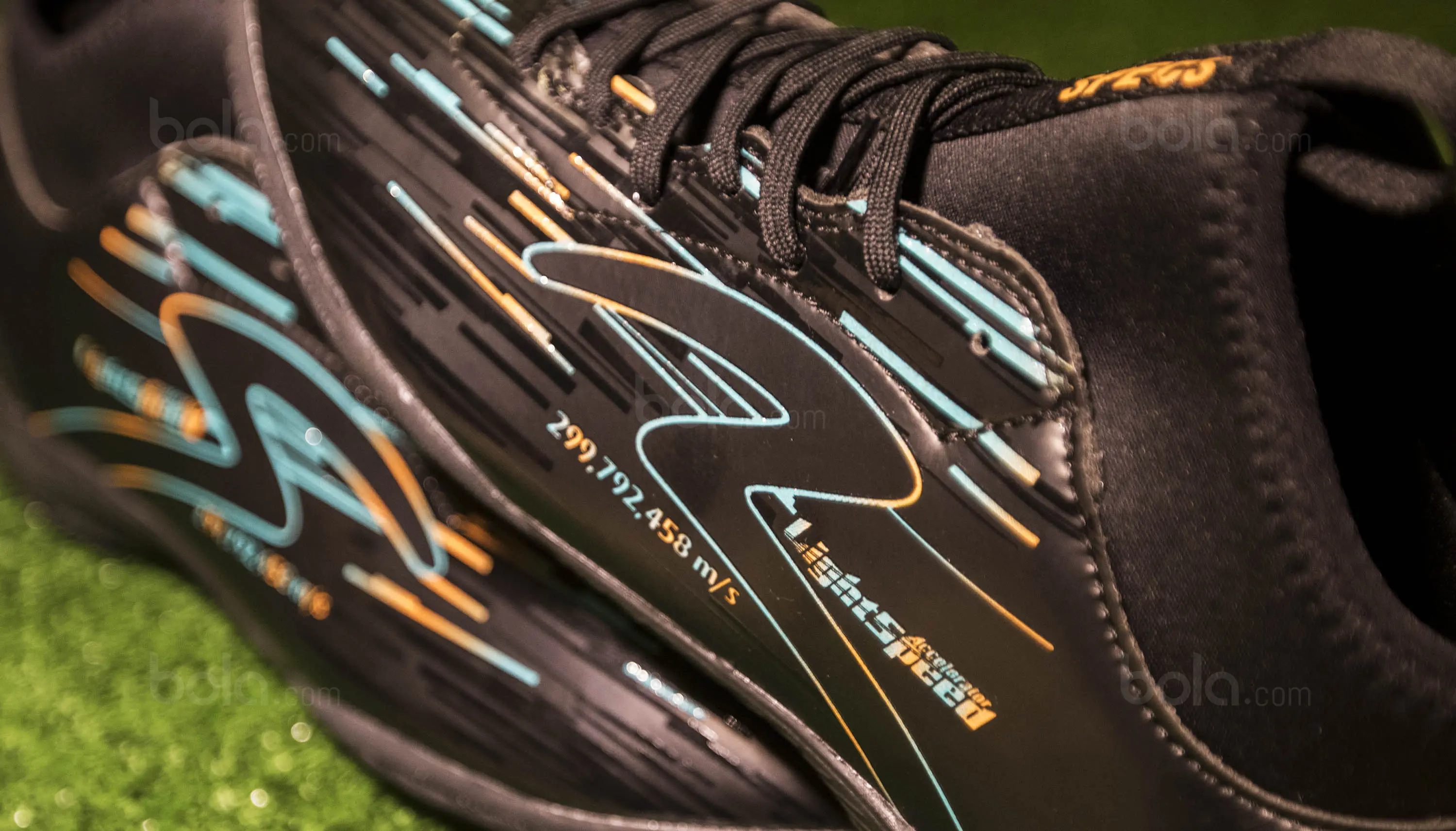 Sepatu Specs merek Accelerator Lightspeed. (Bola.com/Vitalis Yogi Trisna)