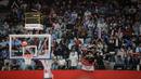 <p>Penonton memberikan dukungan kepada Timnas Basket Indonesia saat matchday pertama Grup A FIBA Asia Cup 2022 antara Timnas Arab Saudi melawan Timnas Indonesia di Istora Senayan, Jakarta, Selasa (12/07/2022). (Bola.com/Bagaskara Lazuardi)</p>