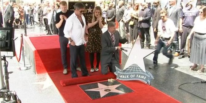 VIDEO: Simon Cowell Dianugerahi Hollywood Walk of Fame