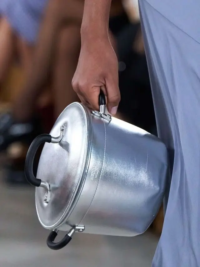 Dari Dapur ke Runway, Moschino Hadirkan Tas Panci Seharga Rp50 Jutaan