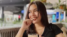 Menggunakan busana berwarna hitam memang tak pernah salah. Fay Nabila bahkan beberapa kali terlihat memakai outfit serba hitam dalam foto di akun Instagram pribadinya. (Liputan6.com/IG/@faynabilalxndr)