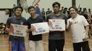 Pemerhati basket nasional, Augie Fantinus, memberikan hadiah saat acara promosi NBA di Kolese Kanisius, Jakarta, Jumat (2/2/2018). Pengenalan NBA ke sekolah ini untuk meningkatkan animo generasi muda untuk mencintai basket. (Bola.com/M Iqbal Ichsan)