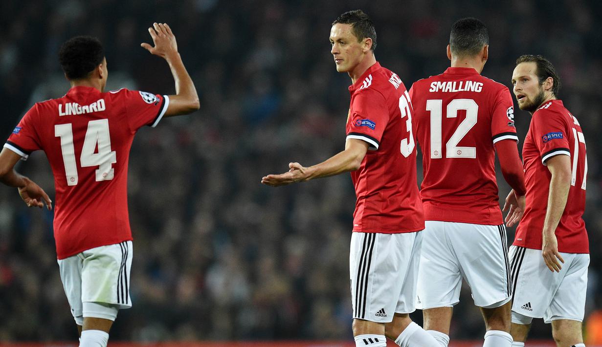 Pemain Manchester United, Nemanja Matic dan Jesse Lingard merayakan kemenangan atas Benfica pada laga Liga Champions di Stadion Old Trafford, Selasa (31/10/2017). Manchester United menang  2-0 atas Benfica. (AFP/Oli Scarff)