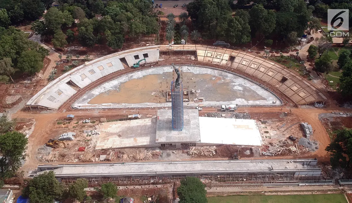 Pemandangan dari udara pengerjaan proyek revitalisasi Lapangan Banteng di Jakarta, Jumat (5/1). Proyek Revitalisasi Lapangan Banteng ini rencananya akan rampung pada Maret 2018. (Liputan6.com/Arya Manggala)