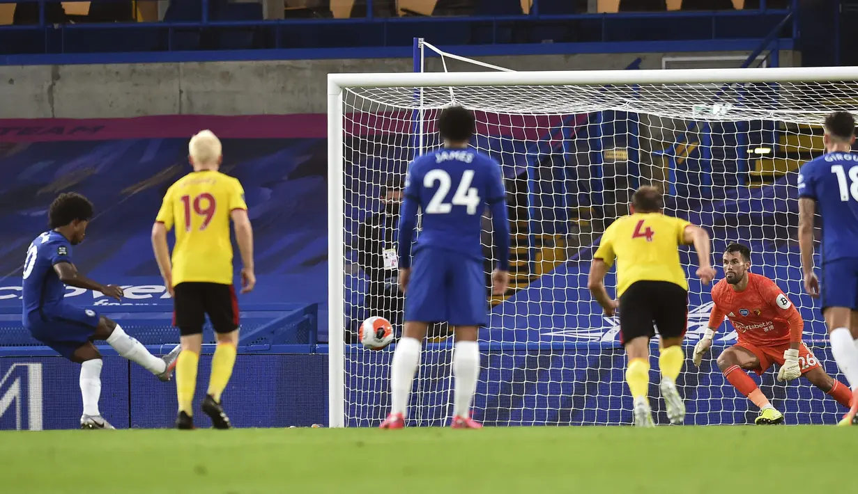 Pemain Chelsea Willian (kiri) mencetak gol ke gawang Watford pada pertandingan Premier League di Stadion Stamford Bridge, London, Inggris, Sabtu (4/7/2020). Chelsea menang 3-0 dan kembali menggeser Manchester United dari posisi empat klasemen. (Glynn Kirk/Pool via AP)