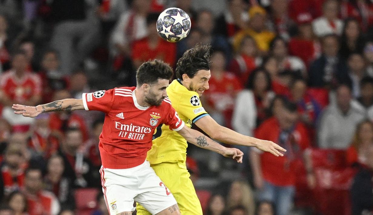 Pemain Inter Milan, Matteo Darmian, duel udara dengan pemain Benfica, Rafa Silva, pada laga Liga Champions di Stadion the Luz, (11/4/2023). Darmian bagaikan benteng kukuh, ia menahan gempuran dari penggawa Benfica dengan baik dengan membuat sembilan intersep, dua clearance, satu blok, dan satu tekel. (AFP/Patricia de Melo Moreira)