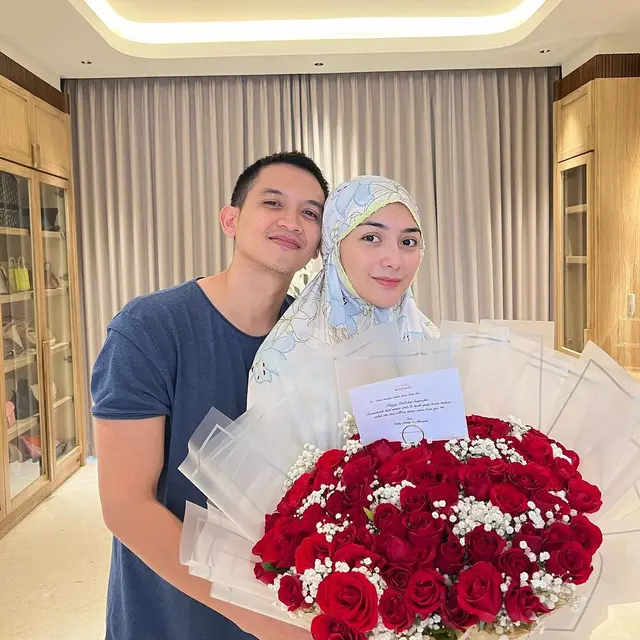Citra Kirana diberi bucket bunga mawar berwarna merah oleh Rezky Aditya. (Instagram.com/@thereal_rezkyaditya)