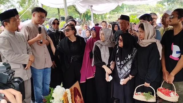 Pemakaman Dina Mariana. (M Altaf Jauhar/ Liputan6.com)