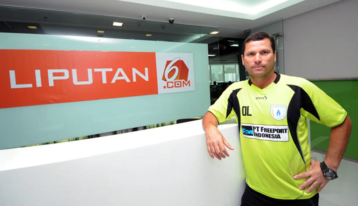 Pelatih Persipura Jayapura, Oswaldo Lessa berkesempatan berkunjung ke ruang redaksi Liputan6.com di Jakarta, Selasa (17/2/2015). (Liputan6.com/Helmi Fithriansyah)