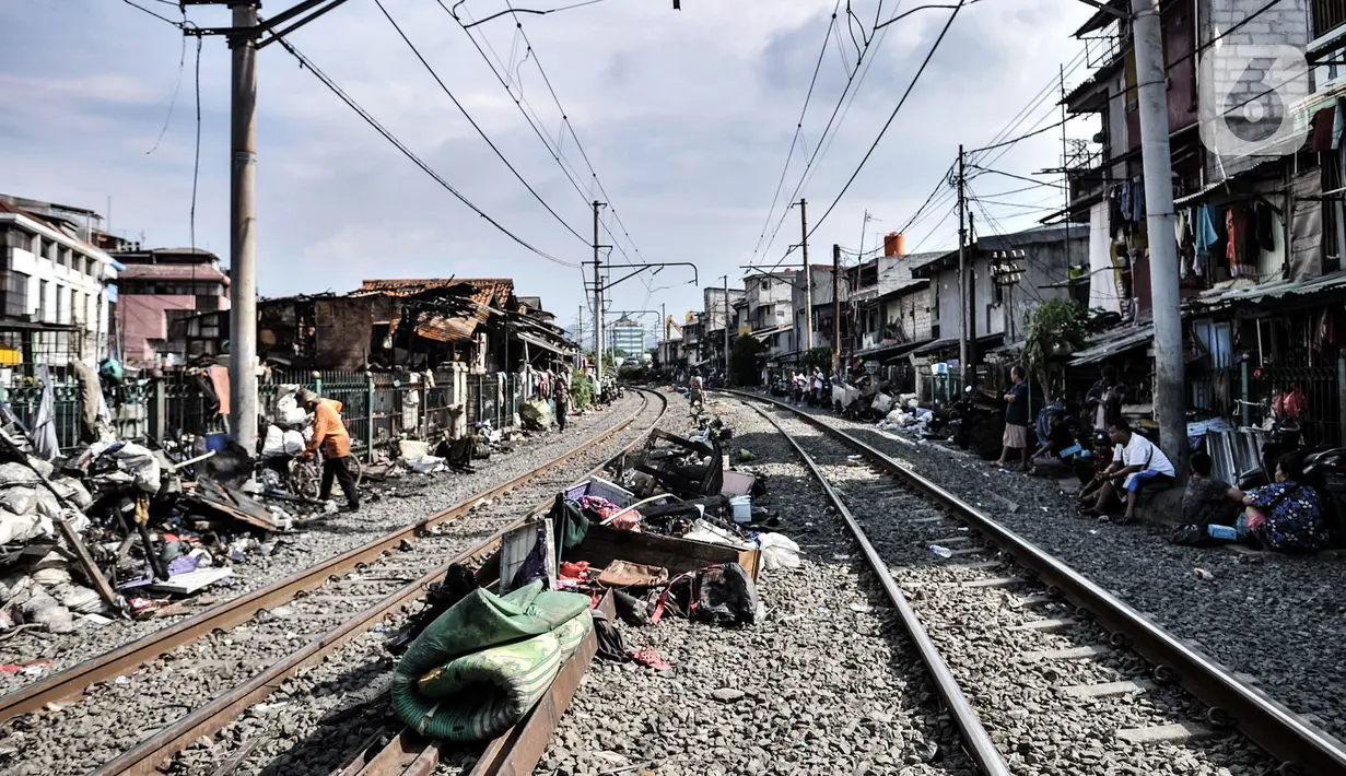 Kondisi lokasi kebakaran di Cideng, Jakarta, Minggu (8/11/2020). Kebakaran dengan cepat merembet akibat bangunan semipermanen di wilayah tersebut. (merdeka.com/Iqbal Septian Nugroho)