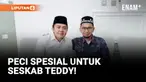 Seskab Teddy dapat Hadiah Peci dari Ustaz Adi Hidayat