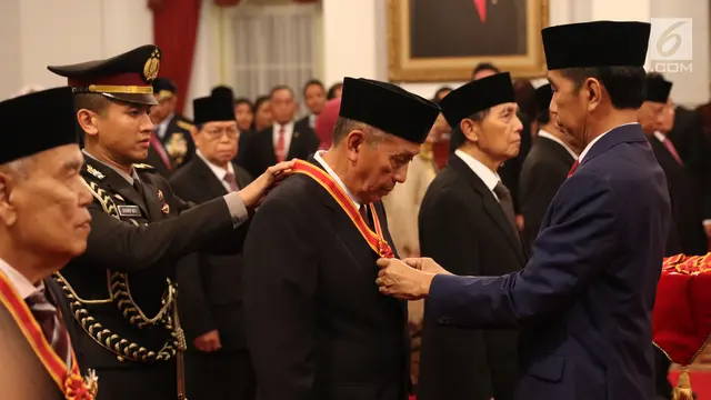 Presiden Jokowi Anugerahkan Tanda Kehormatan