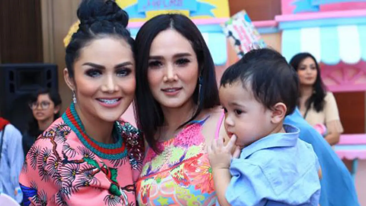 Gaya Maia Estianty dan Mulan Jameela hadiri pesta ulang tahun anak Krisdayanti
