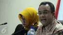 Mendikbud Anies Baswedan (tengah) memberikan keterangan saat mengunjungi kantor Ombudsman RI di kawasan Kuningan, Jakarta, Rabu (4/5). Ombudsman pun mengadukan temuan evaluasi UN SMA/SMK 2016 lalu. (Liputan6.com/Helmi Afandi)