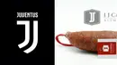 Logo klub Si Nyonya Tua baru saja resmi diluncurkan. Desain logo berubah menjadi lebih minimalis dan modern, untuk menggambarkan gaya hidup Juventus. Namun perubahan drastis tersebut malah menuai reaksi kocak dari para netizen, Selasa (17/01). (Twitter)