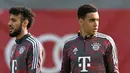 Gelandang Bayern Munchen, Jamal Musiala (kanan) dan bek Noussair Mazraoui menghadiri sesi latihan di Munich, Jerman selatan, pada 31 Oktober 2022. Laga ini bisa dibilang sebagai laga formalitas belaka. Sebab, apa pun hasilnya takkan memengaruhi posisi mereka. (AFP/Christof Stache)