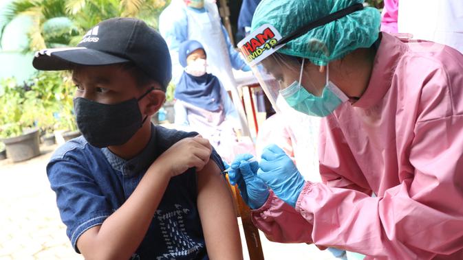 Petugas kesehatan menyuntikkan imunisasi kepaad siswa Sekolah Dasar di SDN Tangerang 1, Kota Tangerang, Kamis (19/11/2020). Pemberian imunisasi untuk memberikan perlindungan kepada anak-anak usia SD serta meningkat daya tahan tubuh serta mencegah berbagai penyakit. (Liputan6.com/Angga Yuniar)