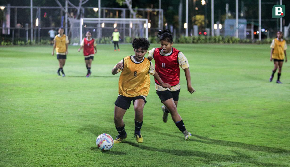 <p>Suasana latihan Timnas Indonesia Putri U-17 yang berlangsung di Lapangan A Kompleks Stadion Utama Gelora Bung Karno (SUGBK), Senayan, Jakarta, Rabu (27/03/2024). Latihan tersebut merupakan bentuk persiapan untuk Piala Asia U-17 yang bergulir di Bali pada 6-19 Mei 2024. (Bola.com/Bagaskara Lazuardi)</p>