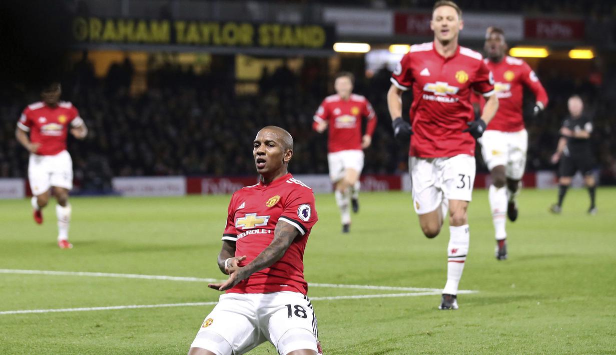 Gaya pemain Manchester United, Ashley Young usai membobol gawang Watford pada lanjutan Premier League di Vicarage Road stadium, Watford, (28/11/2017). MU menang 4-2. (Andrew Matthews/PA via AP)