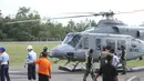 Sebuah helikopter yang membawa dua jenazah dari AirAsia QZ 8501 mendarat di Pangkalan Bun, Kalteng, Kamis (1/1/2014).  (Liputan6.com/Herman Zakharia)