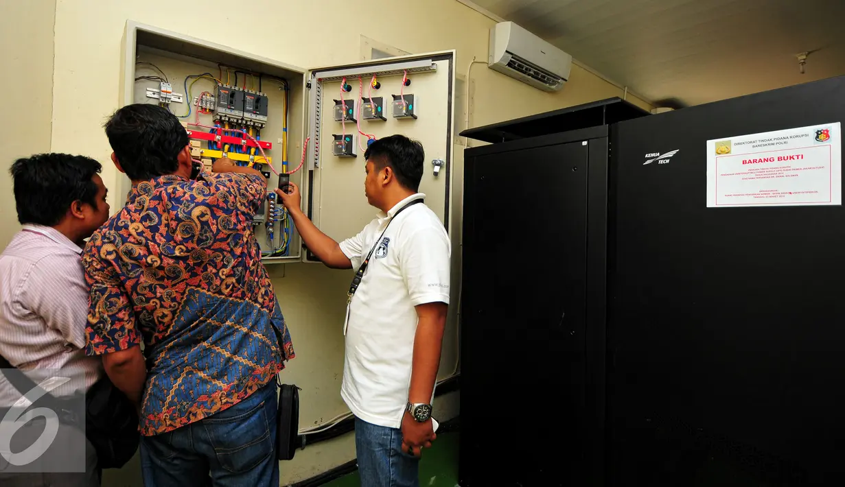 Tim ahli bersama tim penyidik Dirtipikor Bareskrim melakukan pemeriksaan secara teliti terhadap daya UPS untuk melengkapi berkas penyelidikan, Jakarta, Kamis (11/6/2015). Pemeriksaan bertujuan sebagai pemenuhan alat bukti. (Liputan6.com/Yoppy Renato)
