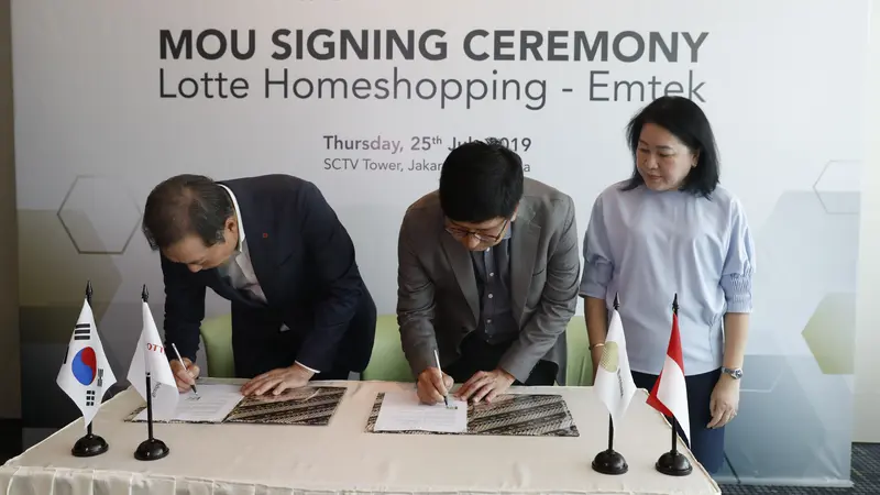 Penandatanganan Nota Kesepahaman (MoU) antara Managing Director Emtek Group Sutanto Hartono dengan CEO Lotte Home Shopping Lee Wan Sin di SCTV Tower pada Kamis (25/7/2019).