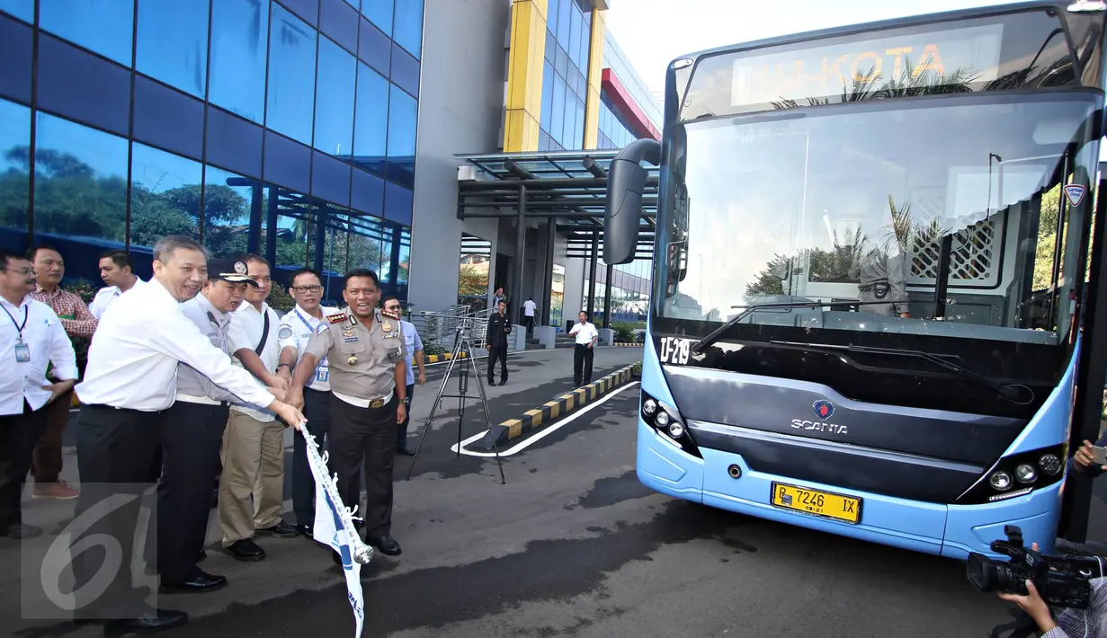 (Ki-ka) Dirut Transjakarta Budi Kaliwono, Kadishubtrans DKI Andri Yansyah, dan Dirlantas Polda Metro Jaya Kombes Pol Risyapudin melepas bus Transjakarta baru saat peluncuran di Jakarta, Senin (18/4). (Liputan6.com/Immanuel Antonius)