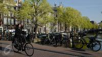 Warga menggunakan sepeda saat beraktivitas di sekitar kawasan Amsterdam, Kamis (20/4). Tak ada yang menampik bahwa kota Amsterdam, Belanda, merupakan surga bagi para pesepeda. (Liputan6.com/Immanuel Antonius)