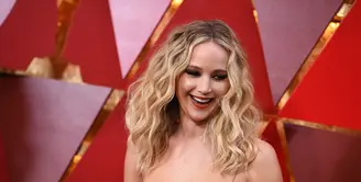 Jennifer Lawrence merasa berhutang budi atas jasa neneknya yang menyarankan soal perawatan kecantikan. (ANGELA WEISS / AFP)