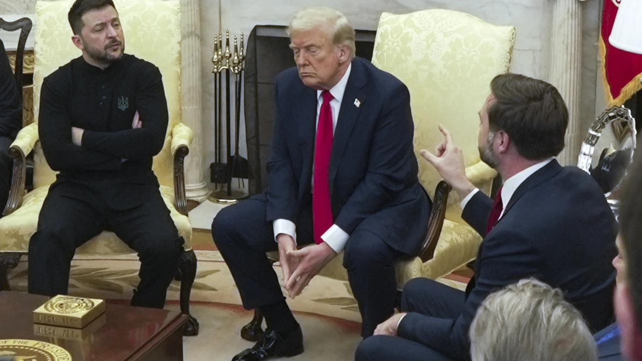 Presiden Donald Trump dan Presiden Ukraina Volodymyr Zelenskyy adu mulut di Ruang Oval, Gedung Putih pada Jumat (28/2/2025), saat membahas perang Ukraina-Rusia. (AP)