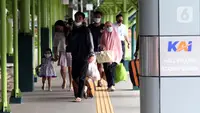 Calon penumpang Kereta Api Jarak Jauh berjalan di area Stasiun Gambir, Jakarta, Rabu (16/12/2020). 47 KA jarak jauh yang dioperasikan selama masa Nataru 2020/2021 terdiri dari, 22 KA dari Stasiun Gambir, 23 dari Stasiun Pasar Senen, dan dua dari Jakarta Kota. (Liputan6.com/Helmi Fithriansyah)