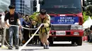 Petugas pemadam kebakaran Lim Sung-joo menarik sebuah truk pemadam kebakaran dengan seutas tali saat Safe Seoul Festival di Seoul, Korea Selatan, Kamis (9/5/2019). Safe Seoul Festival digelar untuk mengampanyekan kesadaran keselamatan. (AP Photo/Ahn Young-joon)