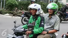 Balon Gubernur DKI Jakarta Sandiaga Uno (belakang) menaiki ojek Gojek untuk menuju kantor Gojek, Jakarta, (1/3). Sandiaga Uno memuji terobosan cerdas Nadiem Makarim menciptakan lapangan kerja dan solusi kemacetan Jakarta. (Liputan6.com/Yoppy Renato)