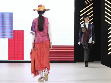 Model menampilkan busana rancangan Amanda Indah Lestari di panggung Senayan City Fashion Nation ke-11, Jakarta, Rabu (12/4). Lewat label fesyen Lekat, Amanda memamerkan cuplikan koleksi fall/winter 2017 dengan tenun baduy. (Liputan6.com/Herman Zakharia)