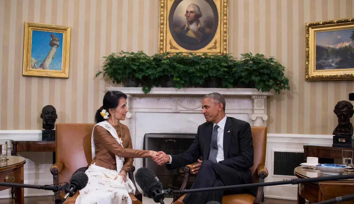 Pemimpin Myanmar Aung San Suu Kyi berjabat tangan dengan Presiden AS, Barack Obama dalam pertemuan bilateral di Gedung Putih, Rabu (14/9). Suu Kyi bertemu Obama dalam kunjungan pertamanya ke AS sejak partainya memenangi pemilu tahun lalu. (Jim Watson/AFP)