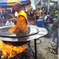 Seorang biksu dari Nong Bau Lamphu, Thailand melakukan aksi ekstrim dengan berdoa di dalam tong besar yang berisi minyak mendidih.