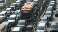 Dampak dari kemacetan yang semakin buruk di Jakarta adalah kerugian perekonomian yang juga meningkat. Kerugian dampak kemacetan lalu lintas pada 2019 sebesar Rp 71 triliun. Lonjakan sebesar sekitar Rp 30 triliun pada tahun ini, sangat mungkin terjadi. (merdeka.com/Arie Basuki)