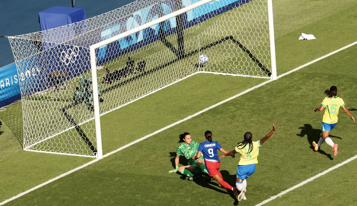 Pemain Amerika Serikat, Mallory Swanson (kedua kiri) mencetak gol ke gawang Brasil pada laga final Olimpiade Paris 2024 yang berlangsung di Parc des Princes, Paris Prancis, Sabtu (10/08/2024) waktu setempat. (AFP/Jack Guez)