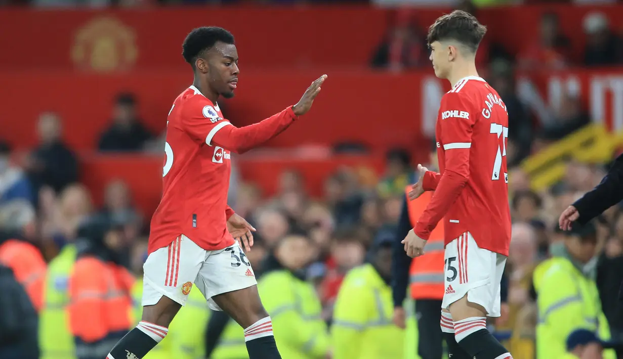Laga debutnya justru telah terjadi di pekan ke-37 Liga Ingris 2021/2022 saat MU bermain imbang 1-1 dengan tamunya Chelsea (28/4/2022). Saat itu ia dimasukkan Ralf Rangnick hanya 1 menit sebelum waktu normal berakhir menggantikan Anthony Elanga. (AFP/Lindsey Parnaby)