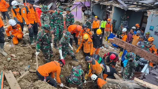 Operasi SAR pencarian korban longsor di Dukuh Situkung, Desa Pandanarum, Kecamatan Banjarnegara, Kabupaten Banjarnegara.
