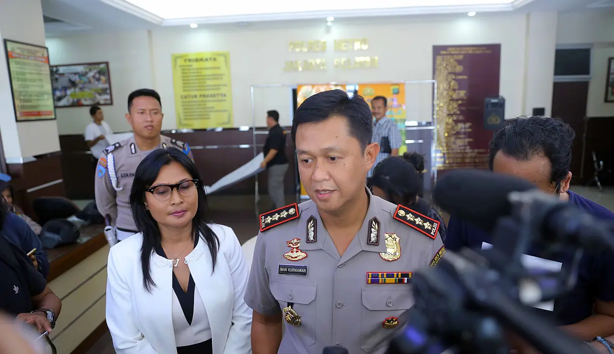 "Masih dilakukan penelitian dari barang bukti tersebut dan urin. Bentuknya obat, ada 30 butir, dan masih diuji kandungannya. Jadi masih proses, nanti hasilnya akan dikabari ke kawan-kawan," ujarnya. (Nurwahyunan/Bintang.com)