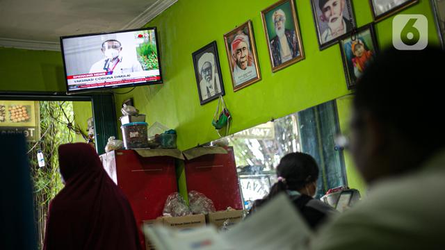 FOTO: Antusiasme Warga Nonton Vaksinasi COVID-19 Terhadap Presiden Jokowi