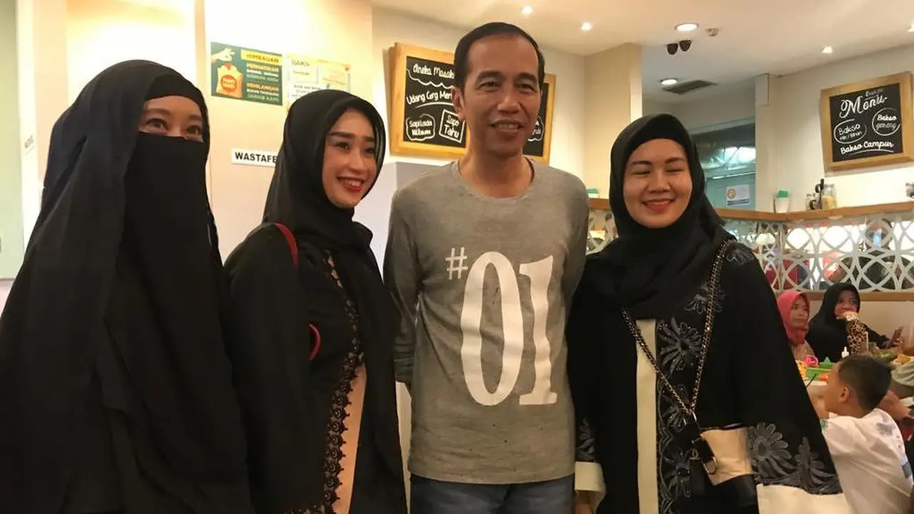 Calon Presiden Joko Widodo atau Jokowi saat melayani warga yang ingin berfoto di Lampung
