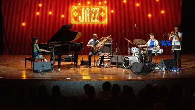 Ilustrasi siswa menampilkan penampilan saat acara perpisahan