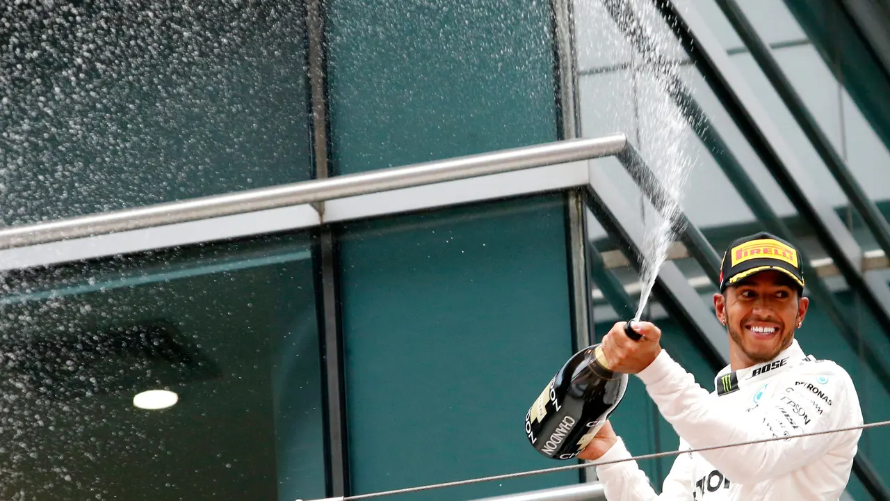 Lewis Hamilton, pembalap Formula 1 yang mengaku tertarik menjajal MotoGP