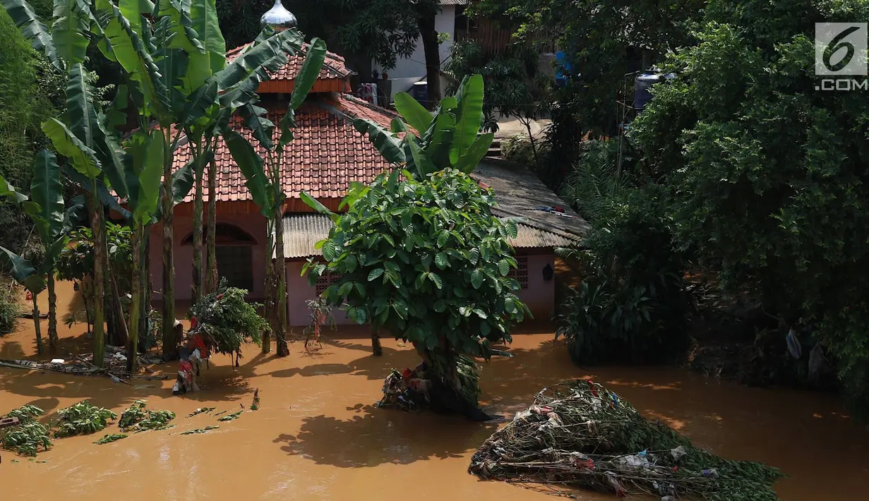 Sebuah musala terendam di kawasan Pejaten Timur, Jakarta, Jumat (26/4). Banjir kiriman melalui Sungai Ciliwung yang berasal dari Bogor tersebut mengakibatkan sejumah wilayah di Ibukota terendam banjir. (Liputan6.com/Immanuel Antonius)